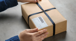 “春节不打烊”，谁给快递员一个假期？