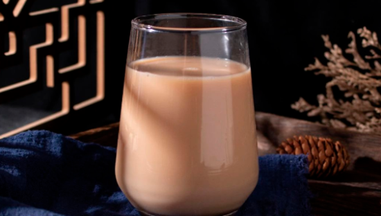 被卷跑的台式奶茶，又在海外与新茶饮狭路相逢