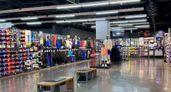 价格贴地，狂赚百亿，穷鬼乐园凭什么？