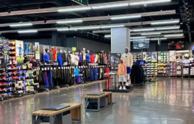 价格贴地，狂赚百亿，穷鬼乐园凭什么？