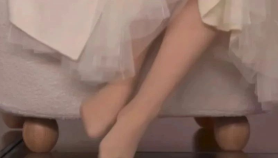 “春晚第一美腿”刷爆全网，五粮液蚌埠住了