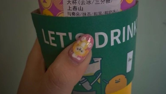 白敬亭舆论风波后，“上春山”奶茶魔幻爆红...