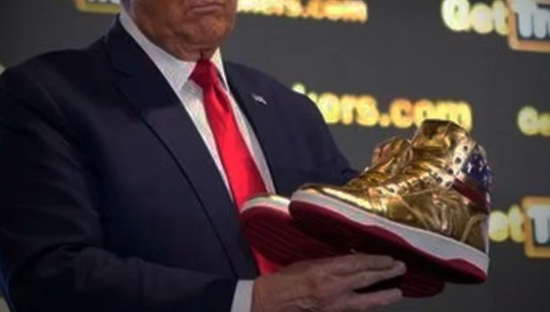 特朗普“天价球鞋”卖爆，总统带货离了大谱！