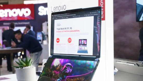联想这款透明AI笔记本，让外国友人惊呆了！ | MWC现场