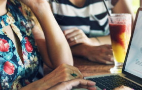 抢商家、夺用户、比低价，抖音、快手、小红书“奇招尽出”