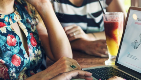 抢商家、夺用户、比低价，抖音、快手、小红书“奇招尽出”