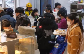 我去了县里吃顿饭，终于知道抖音美团为什么不灵了