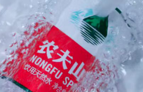 农夫山泉，挨了“媚日三拳”