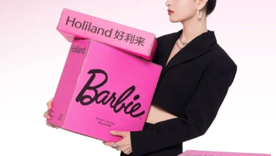 ​好利来“翘臀培训照”曝光，网友：离了个大谱！