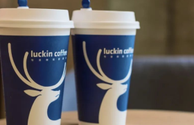 超越了星巴克的瑞幸，被“孪生兄弟”穷追猛打