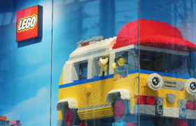 乐高橱窗，请一群小朋友来设计