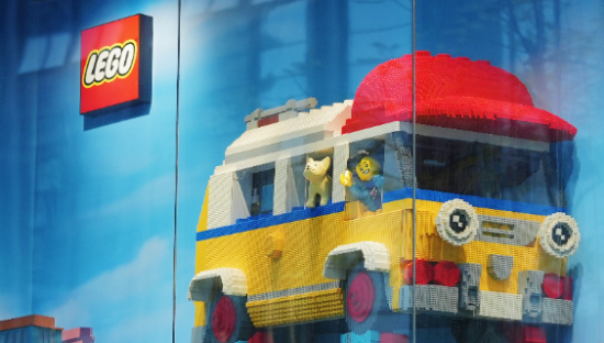 乐高橱窗，请一群小朋友来设计