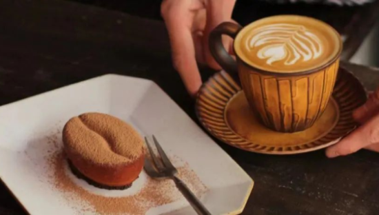 小店转型“复合咖啡店”后，营收涨了近3倍，做对了什么？