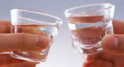 听花酒，再次绊倒张雪峰