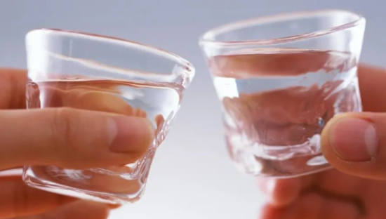 听花酒，再次绊倒张雪峰