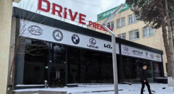 他们卖车到中亚，一个月轻松戴上劳力士