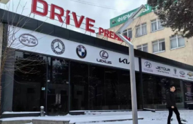 他们卖车到中亚，一个月轻松戴上劳力士