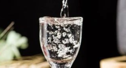 白酒高库存“卖不动”还接连涨价，为啥？