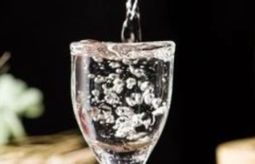 白酒高库存“卖不动”还接连涨价，为啥？