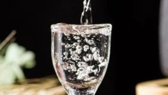 白酒高库存“卖不动”还接连涨价，为啥？