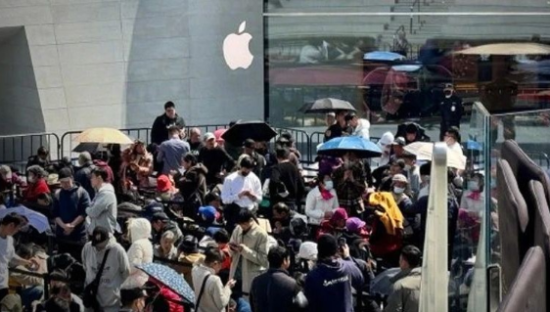 舌战大妈，千人堵门……苹果静安寺旗舰店开业上演「罗生门」