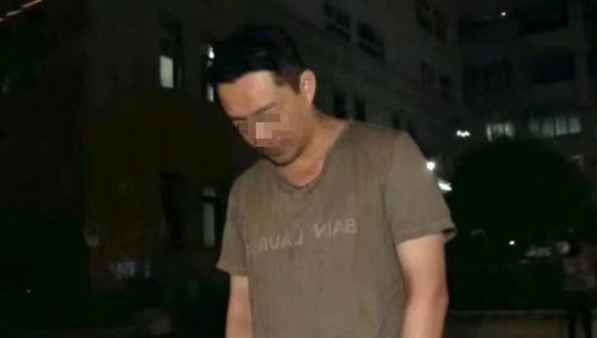 大S离婚战升级！YSL“窝囊菲”T恤蚌埠住了