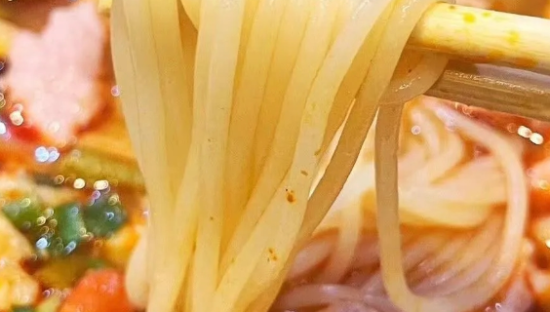 螺狮粉“加臭”外扬，线上卷向线下