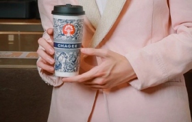 霸王茶姬「嘴瓢门」刷屏，是故意的还是不小心？