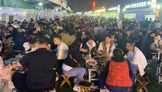 “哪哪都有1亿人”！小龙虾排队1400号，淄博烧烤1天8万串！