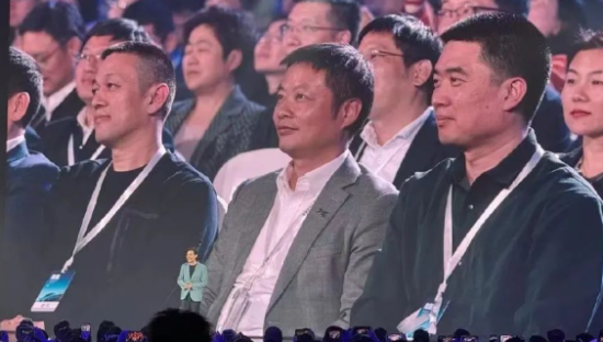 小米汽车的文案，是秀科技还是卖情怀？