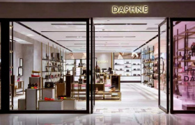 跌落神坛后，达芙妮靠什么逆袭成功？