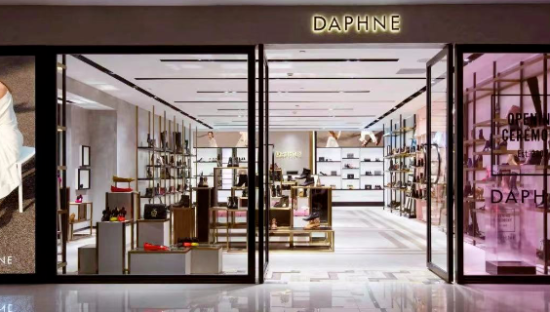 跌落神坛后，达芙妮靠什么逆袭成功？