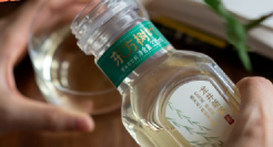 打工人疯抢一口40块的龙井东方树叶，才明白啥叫「中式老钱味」？