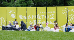 在公园居然“晒”起衣服，艾莱依防晒衣这波操作哇塞了！