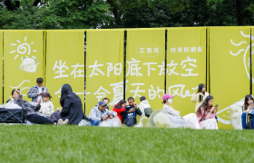 在公园居然“晒”起衣服，艾莱依防晒衣这波操作哇塞了！