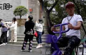 年轻人，在派出所找到了迪士尼的快乐