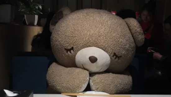 麻酱调料里吃出玻璃碎渣？海底捞又被坑惨了！