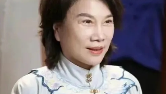 董明珠汉服造型被曝光，网友：像格力玫瑰空调？