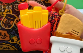 肯德基广告“入侵”麦当劳周边？好恶毒的商战！