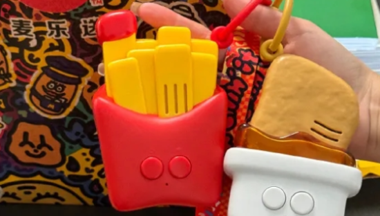 肯德基广告“入侵”麦当劳周边？好恶毒的商战！