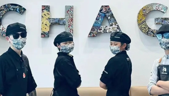 瑞幸员工“卧底”霸王茶姬？合照气场堪比时尚芭莎？