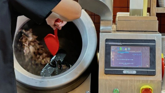 “现炒素菜称重价格快40”，这家「老重庆肯德基」搞自助快餐怎么背刺打工人？