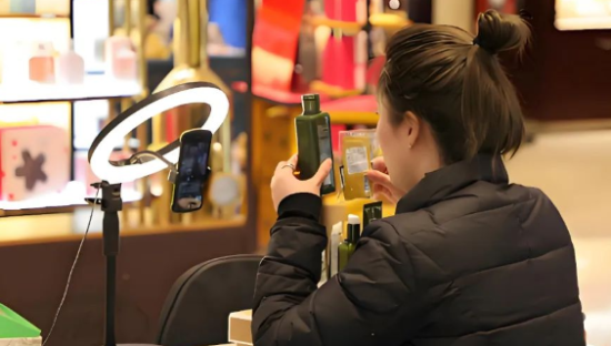 三只羊售假茅台，抖音一哥伤了谁