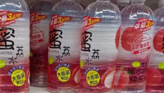 3块5就能买一升，这个吊打冰红茶的“杂牌”被打工人捧成新晋「屌丝饮料」？