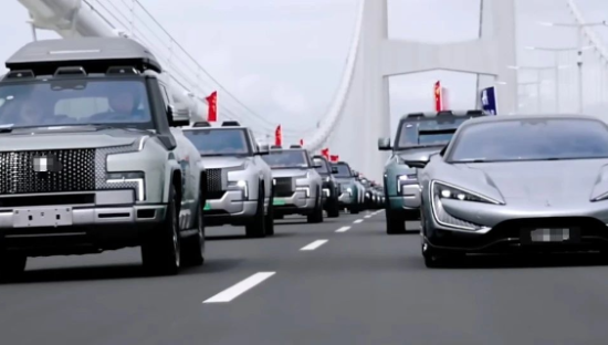 深中通道大堵车网友怒了！这些新能源车真的太离谱！