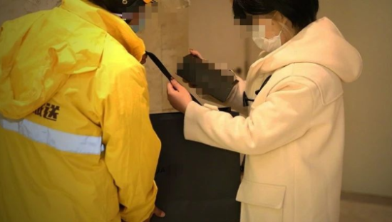 美团骑手“海底捞式”带娃刷屏，真相太意外了！