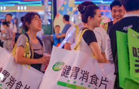 带上消食片去嗨啤，江中健胃消食片何以成青岛啤酒节另类显眼包？