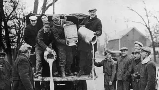 奶价跌跌不休，乳企到了至暗时刻