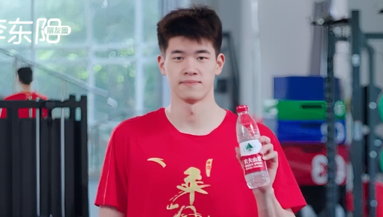 潘展乐代言农夫山泉，伤了娃哈哈的心