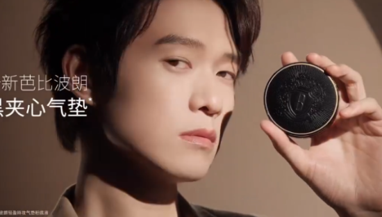 魏大勋代言BobbiBrown，用实力发光